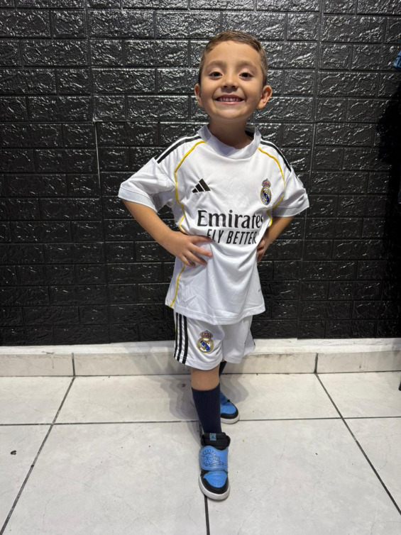 KIT DE NIÑOS , REAL MADRID LOCAL 25/26 , #20 (5-6 AÑOS) , SIN DORSAL