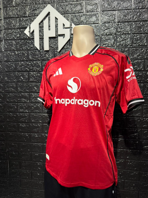 CAMISETA MANCHESTER UNITED , LOCAL 25/26 , PLAYER VERSION, TALLA XL , B. FERNANDEZ 8